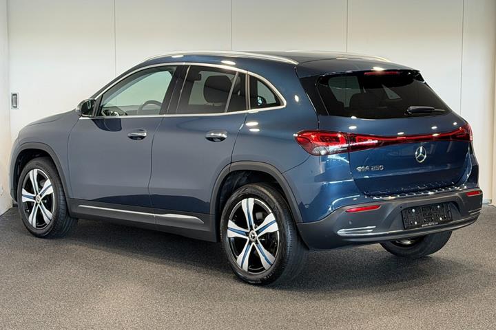 Blå Mercedes EQA250+ fra 2023