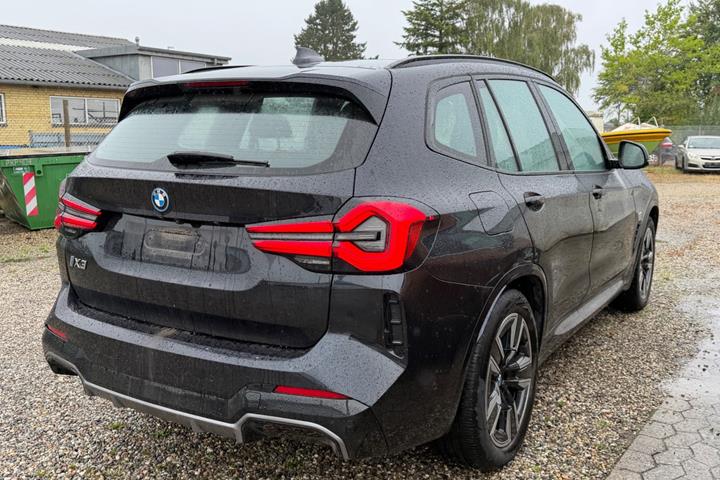 Blå BMW iX3 fra 2022