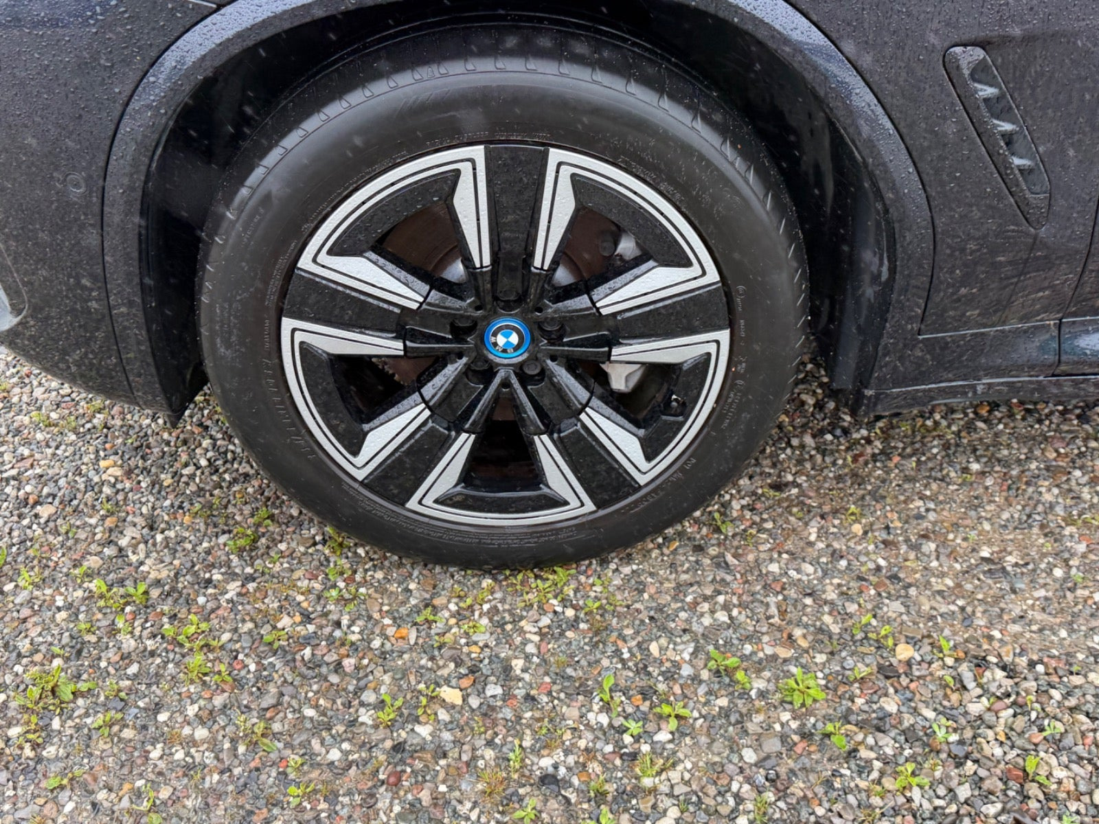 Blå BMW iX3 fra 2022
