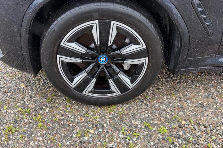 Blå BMW iX3 fra 2022