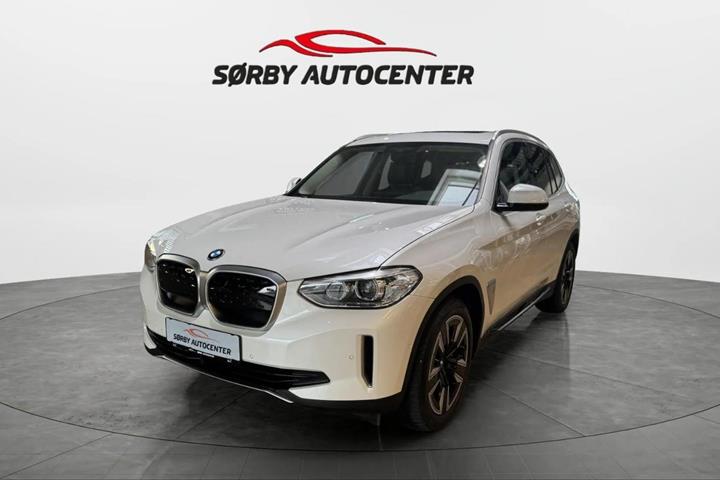 Hvid BMW iX3 fra 2021 set udefra