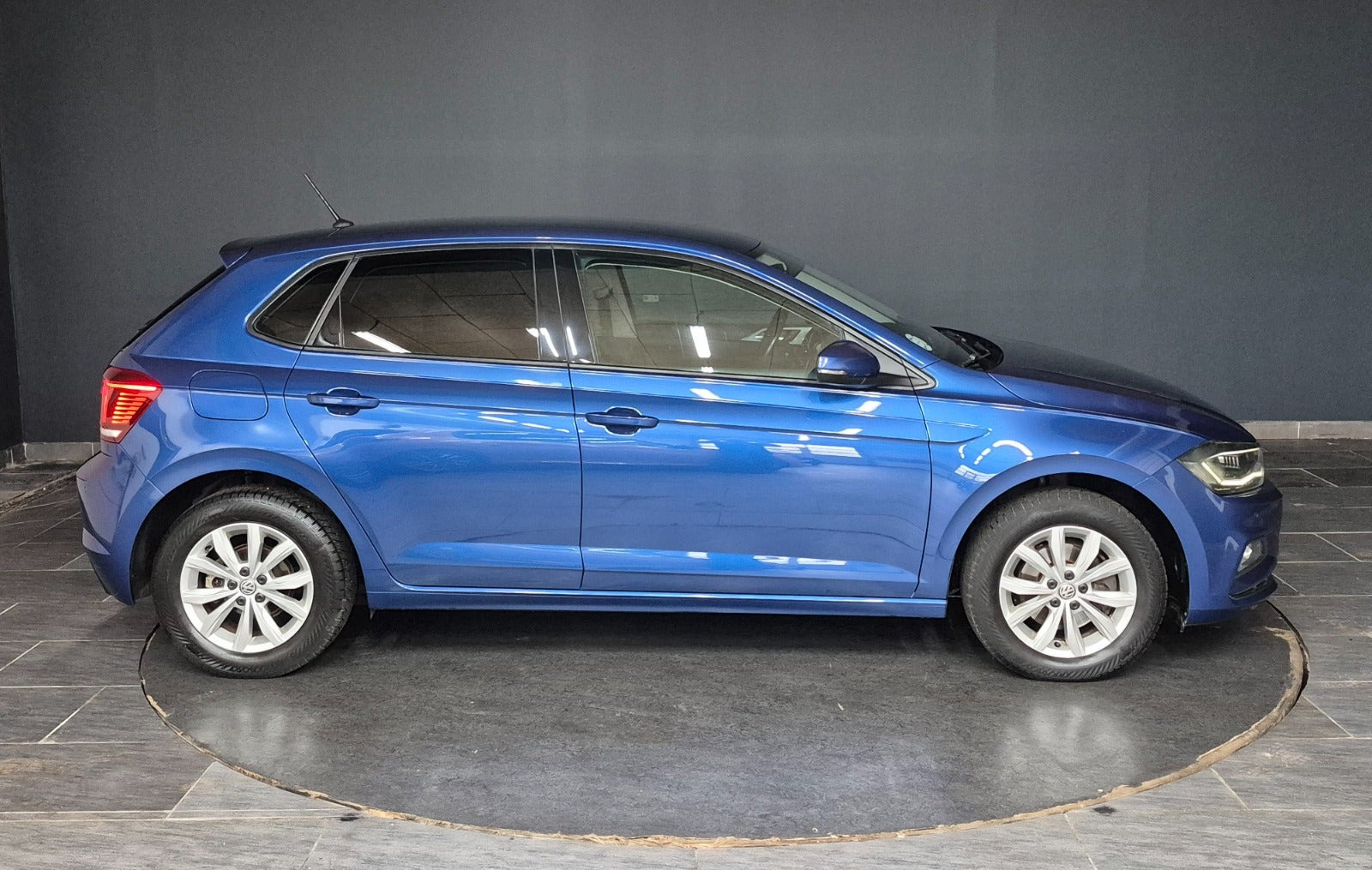 Blå VW Polo fra 2019
