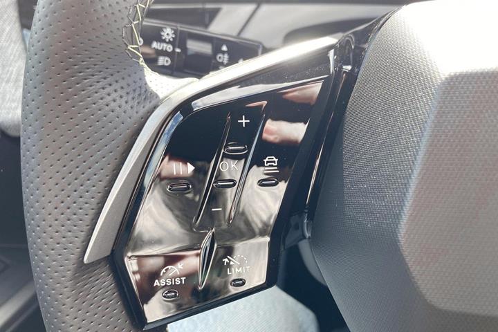 Blå Peugeot e-3008 fra 2026
