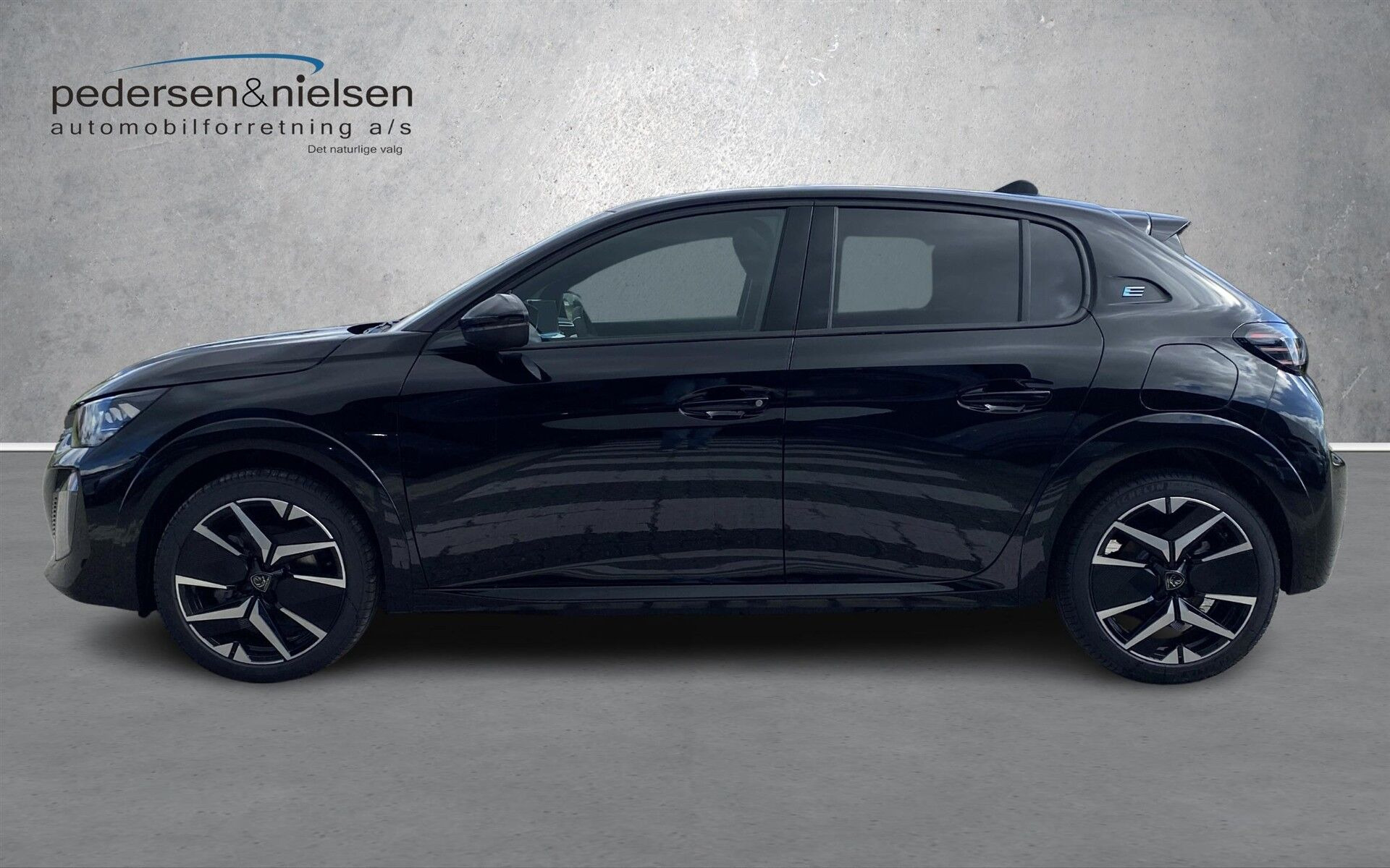 Sort Peugeot e-208 fra 2026