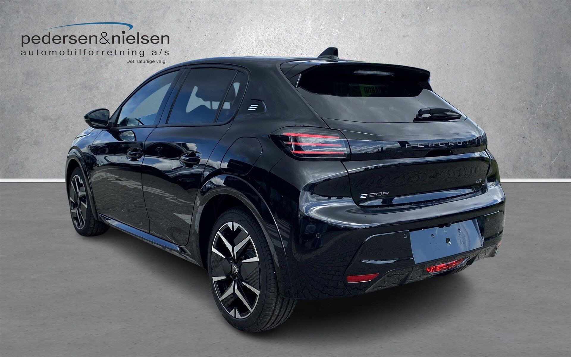 Sort Peugeot e-208 fra 2026