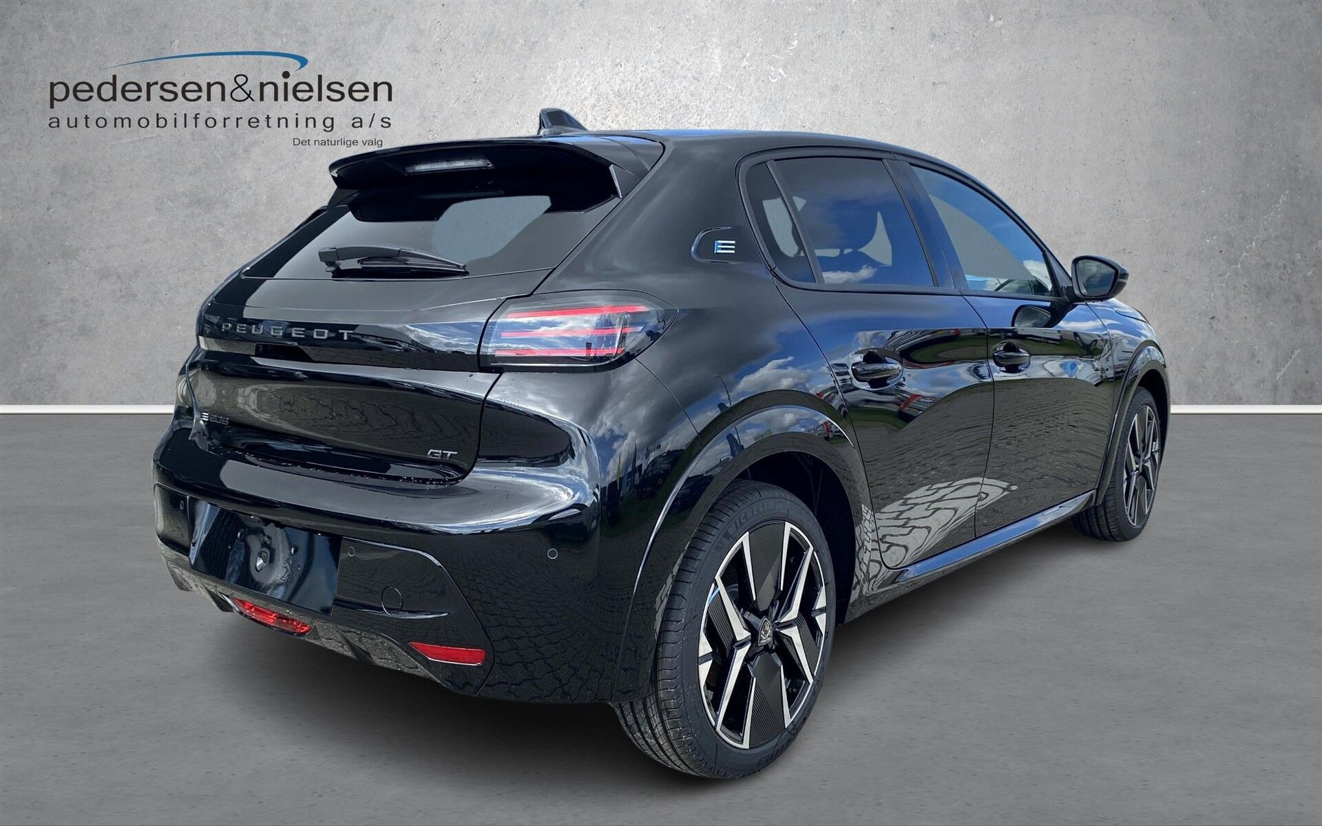 Sort Peugeot e-208 fra 2026