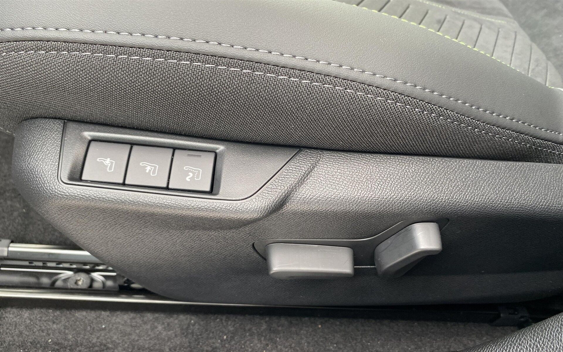 Sort Peugeot e-208 fra 2026