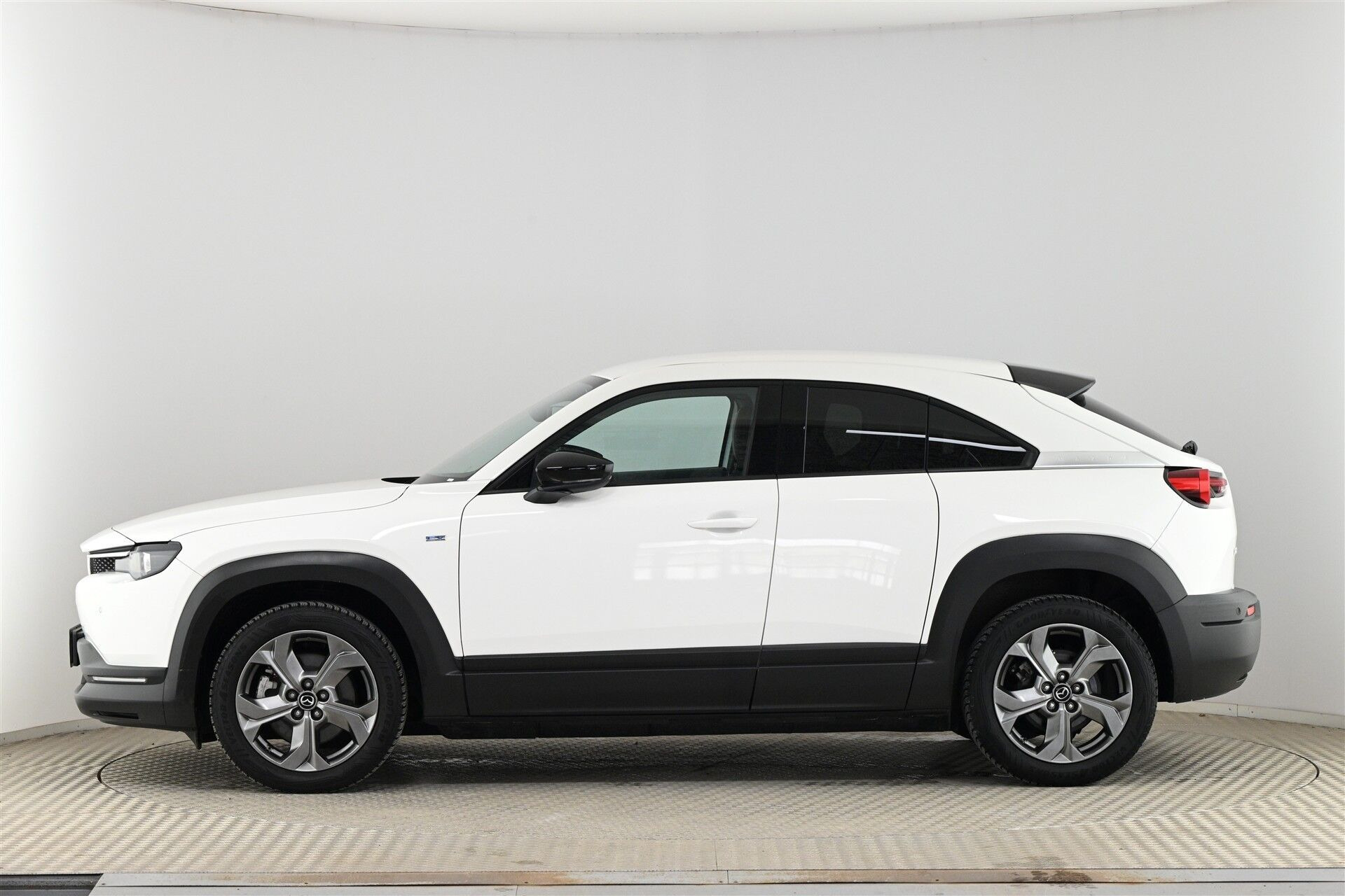 Hvid Mazda MX-30 fra 2023