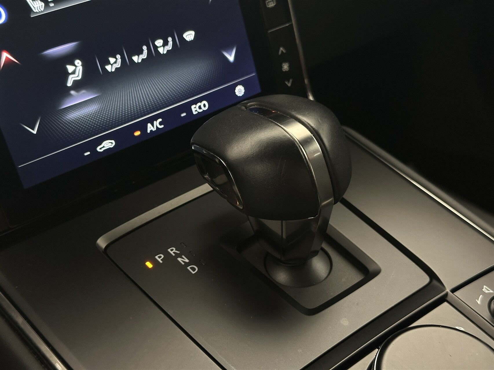 Hvid Mazda MX-30 fra 2023