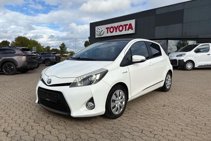Hvid Toyota Yaris fra 2012 set udefra
