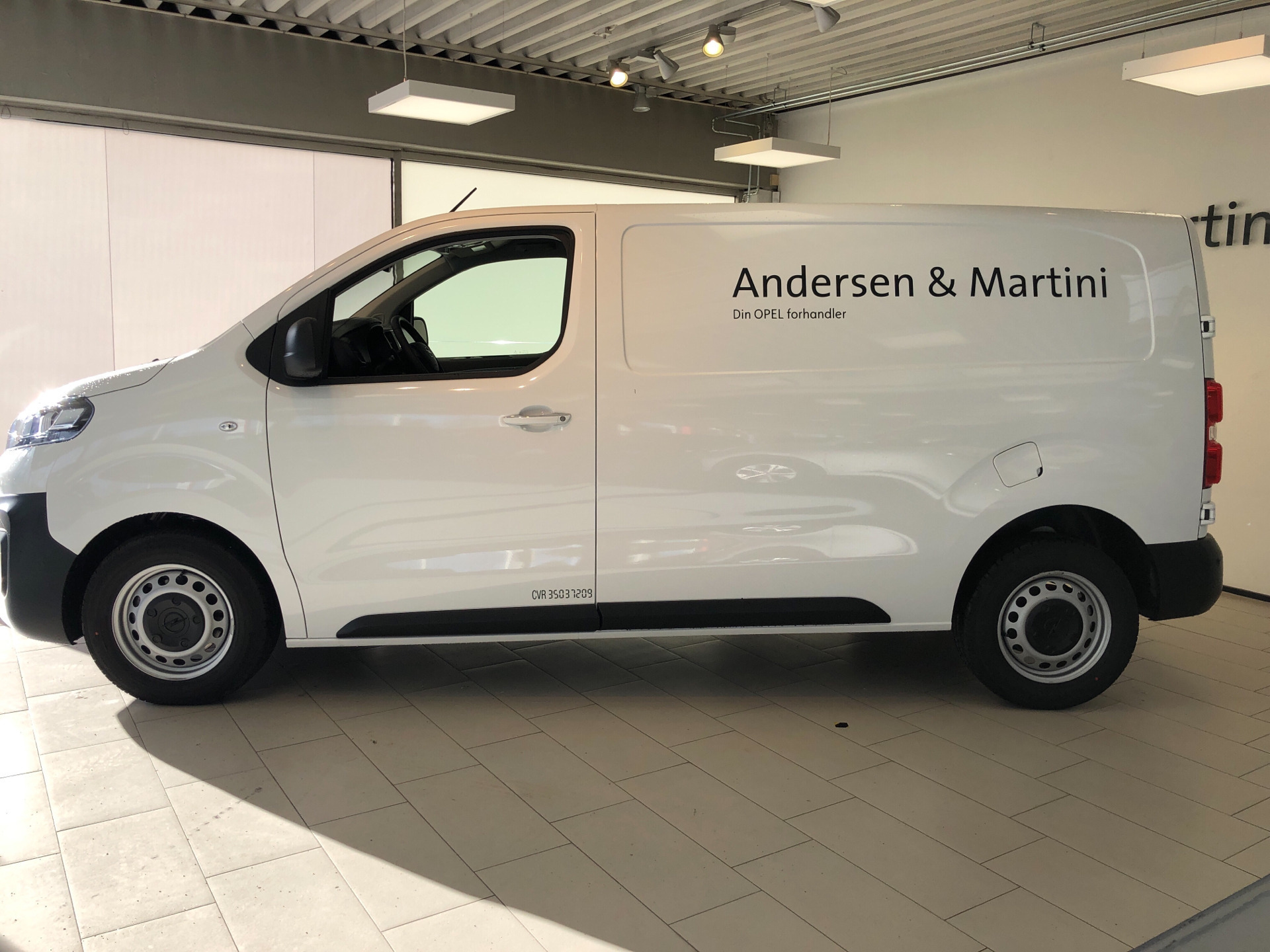 Hvid Opel Vivaro fra 2021