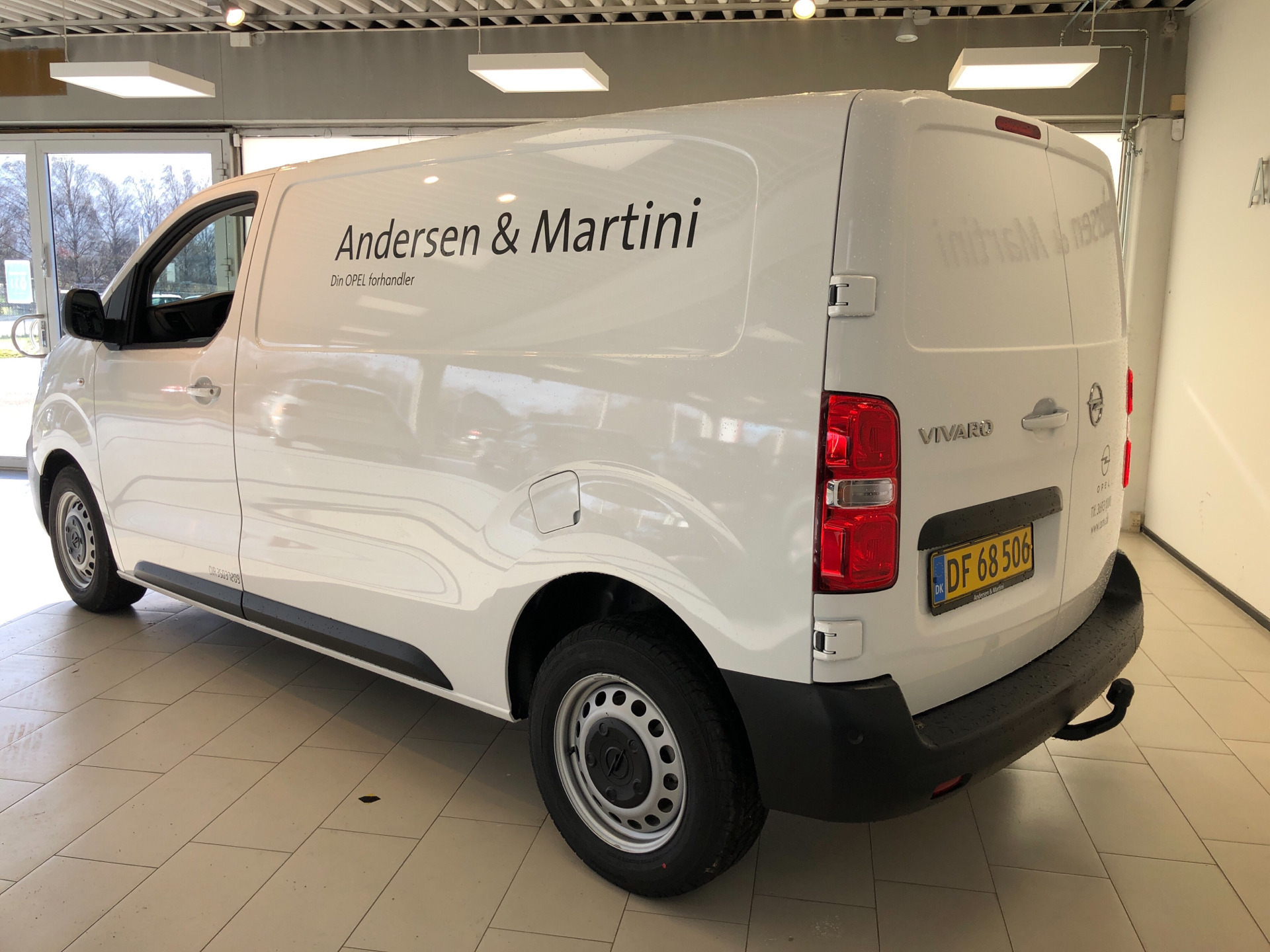 Hvid Opel Vivaro fra 2021
