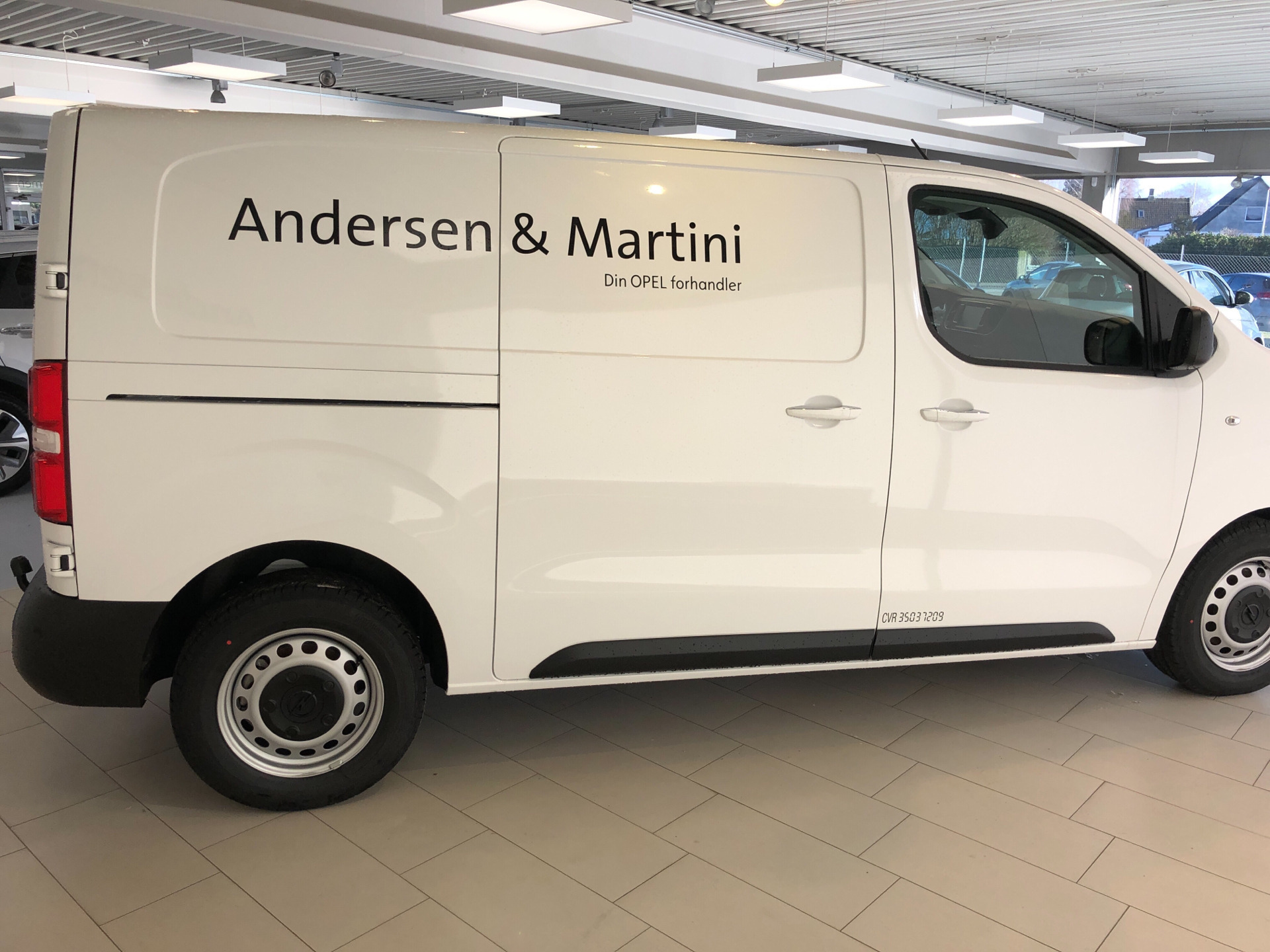 Hvid Opel Vivaro fra 2021