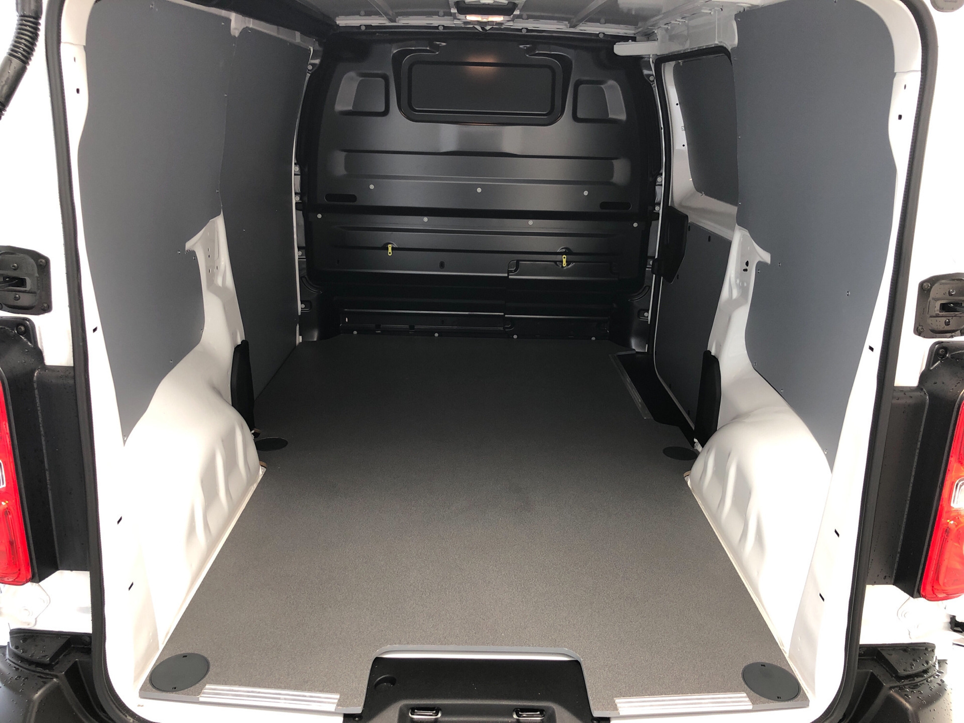 Hvid Opel Vivaro fra 2021