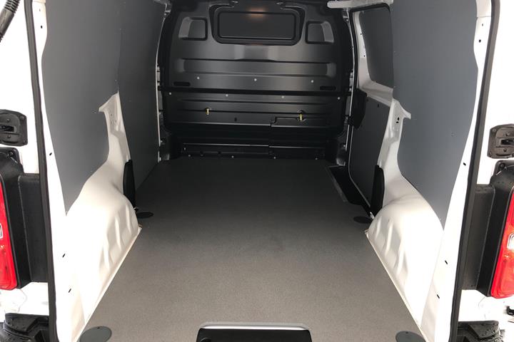 Hvid Opel Vivaro fra 2021