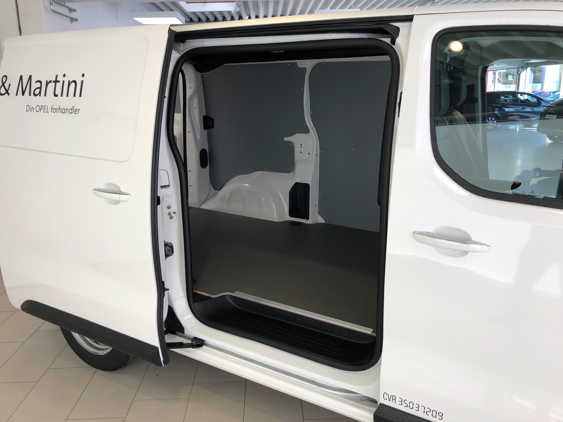 Hvid Opel Vivaro fra 2021