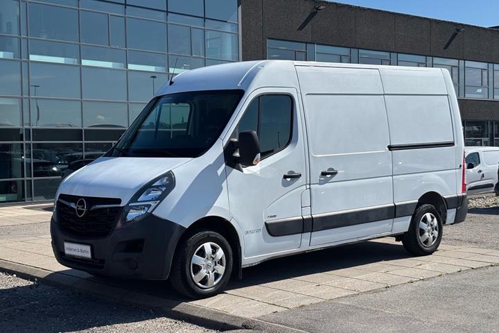 Hvid Opel Movano fra 2020