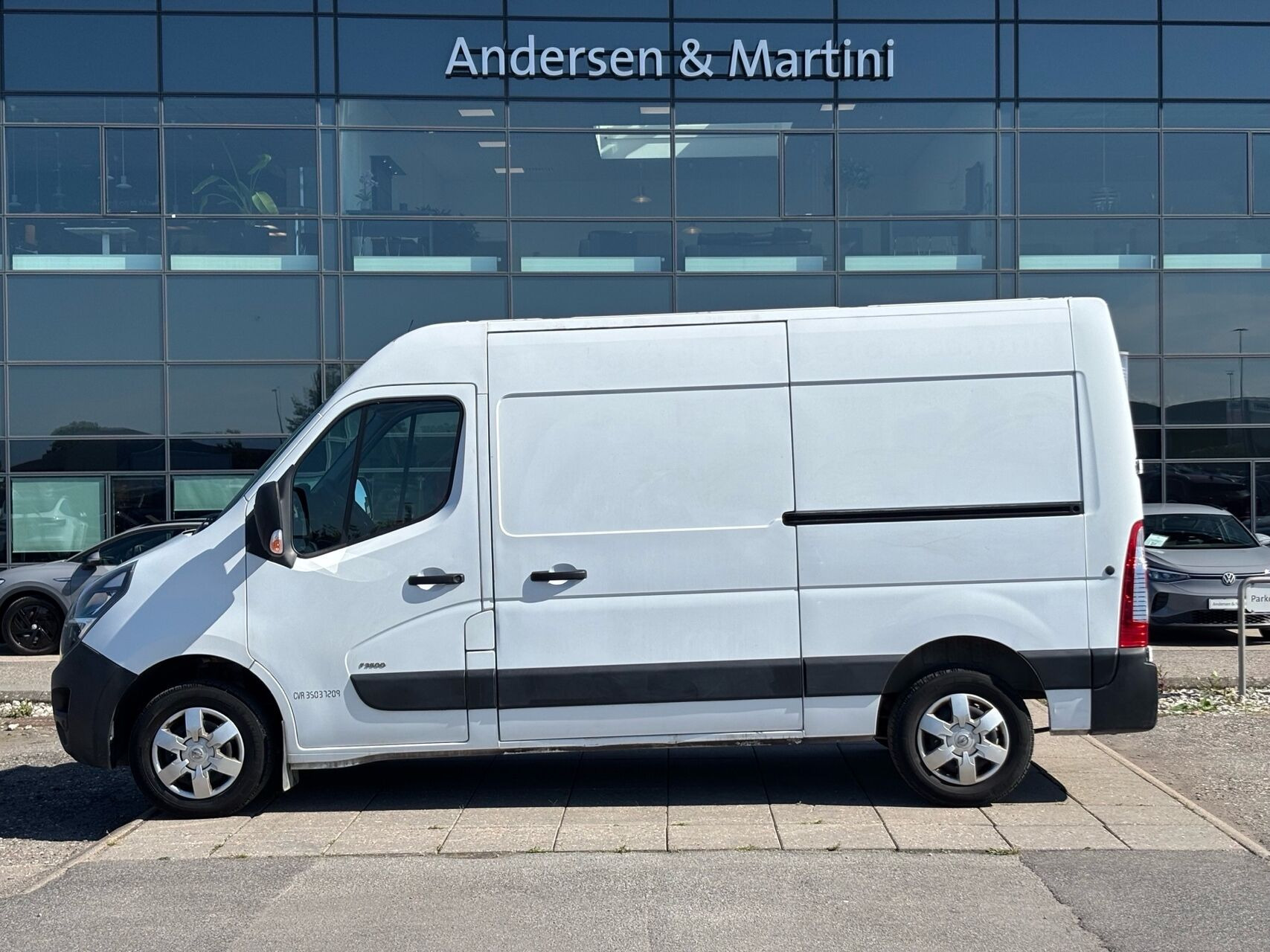 Hvid Opel Movano fra 2020