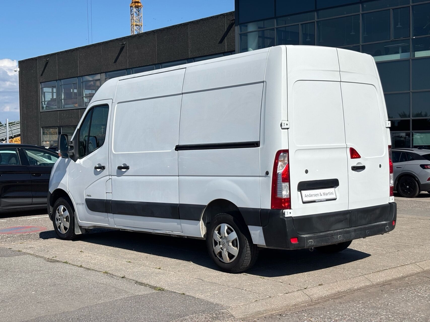 Hvid Opel Movano fra 2020