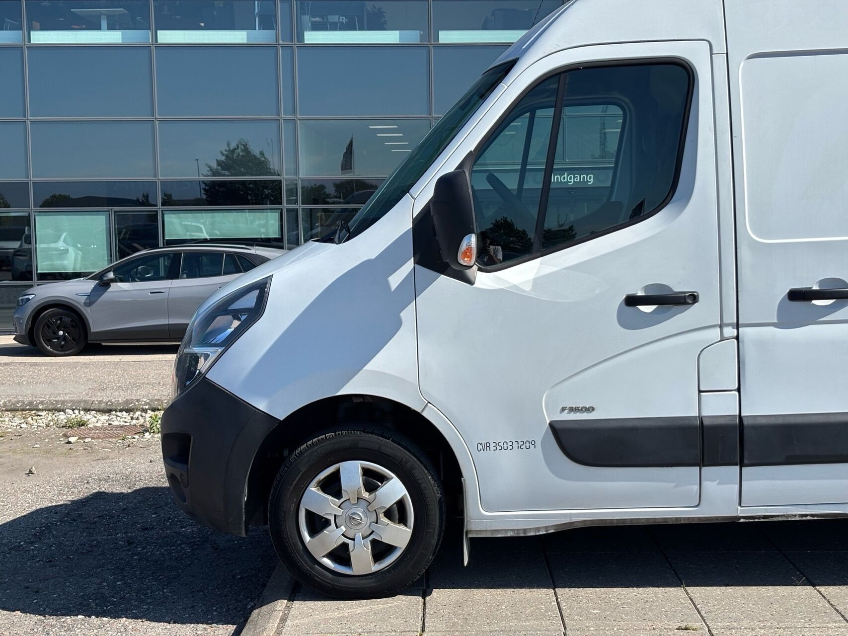 Hvid Opel Movano fra 2020