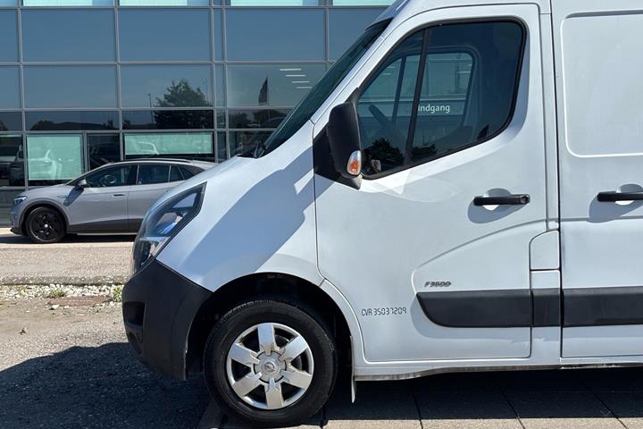 Hvid Opel Movano fra 2020