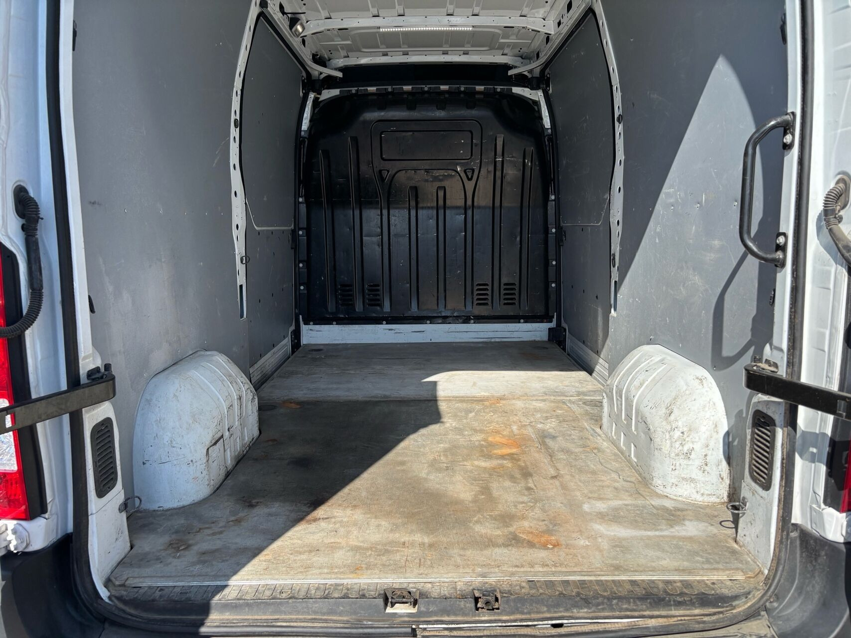 Hvid Opel Movano fra 2020