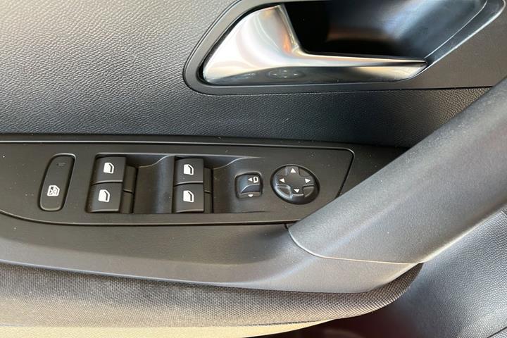 Hvid Peugeot 2008 fra 2024