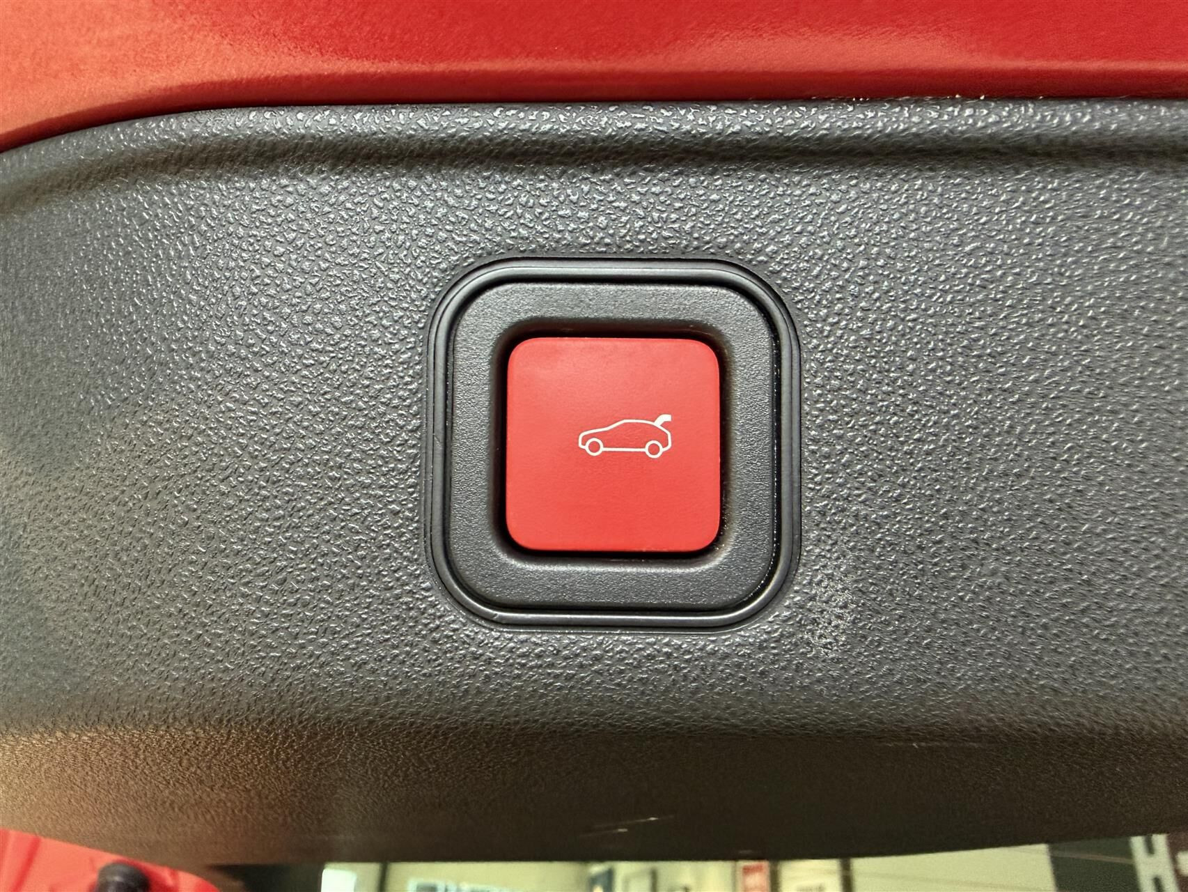 Rød Alfa Romeo Junior fra 2025