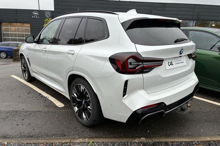 Hvid BMW iX3 fra 2023
