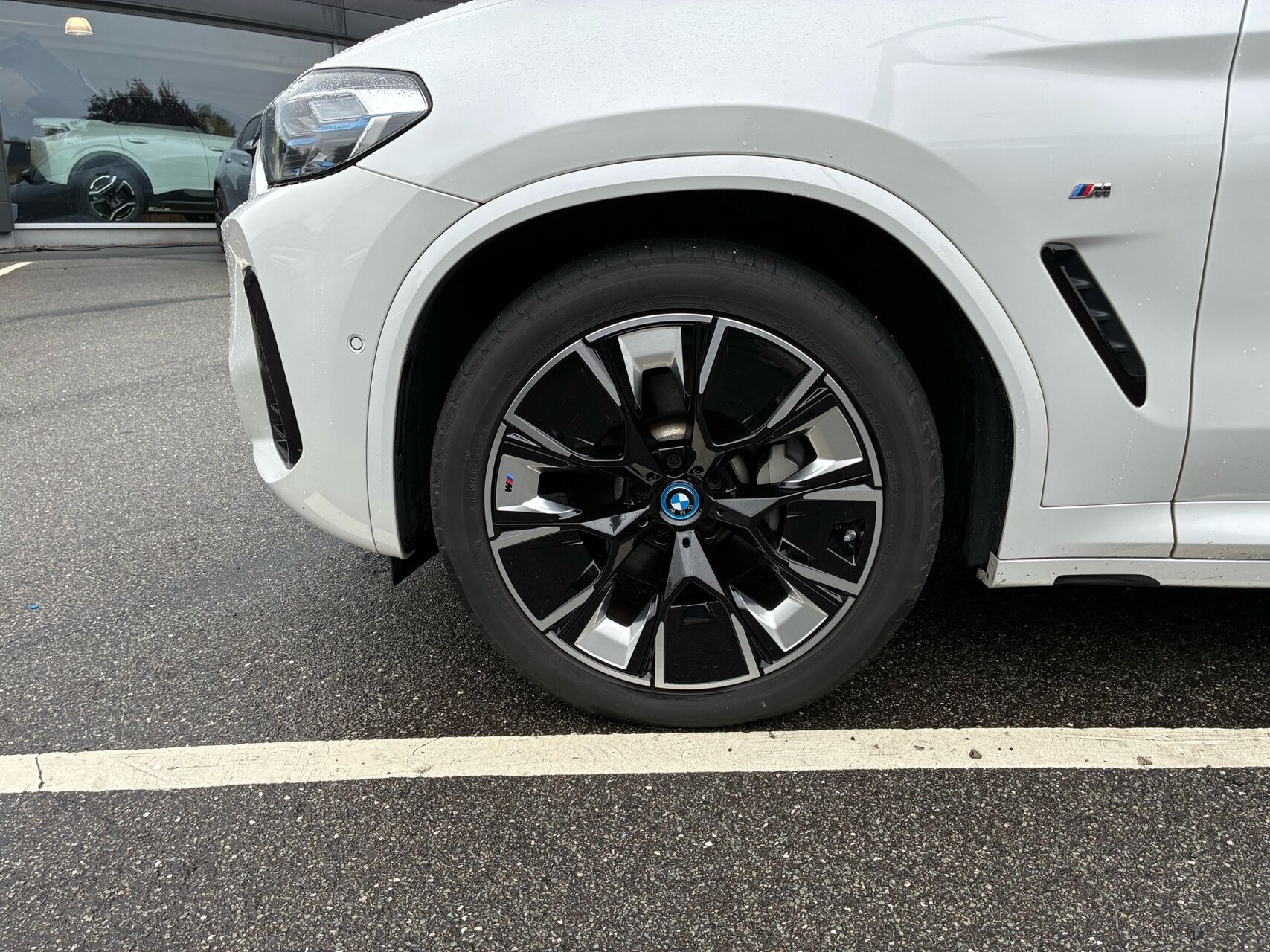 Hvid BMW iX3 fra 2023