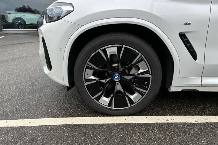 Hvid BMW iX3 fra 2023