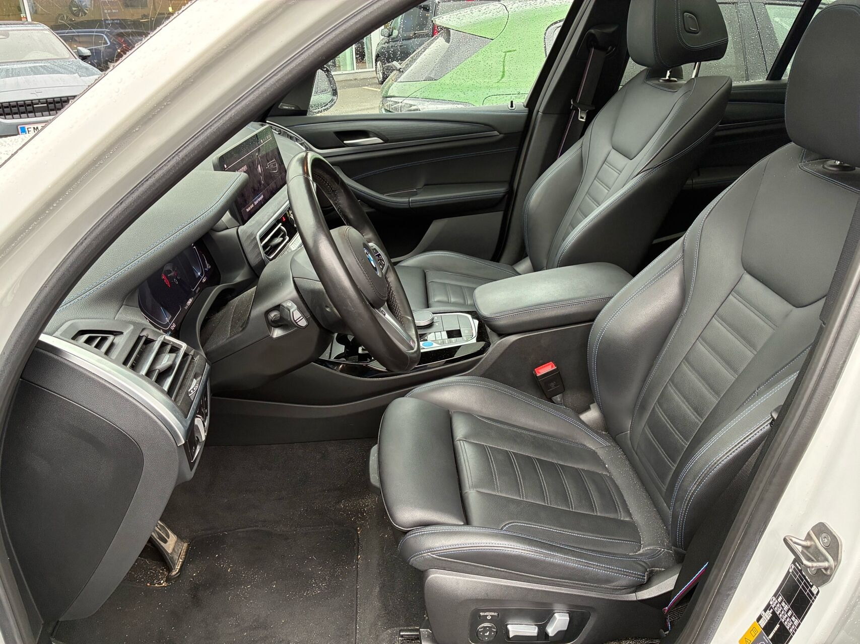 Hvid BMW iX3 fra 2023