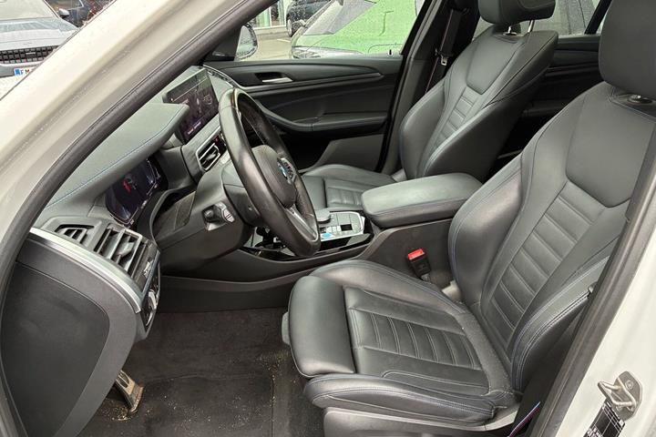 Hvid BMW iX3 fra 2023