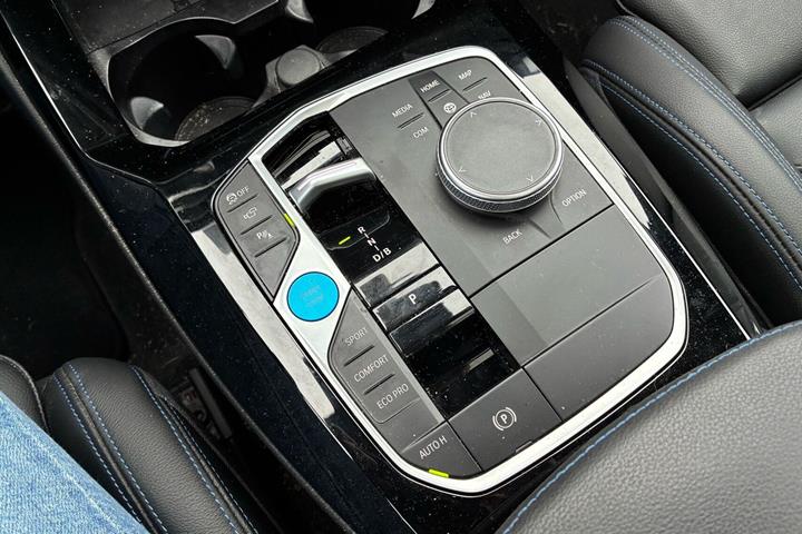 Hvid BMW iX3 fra 2023