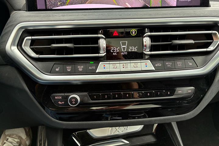 Hvid BMW iX3 fra 2023