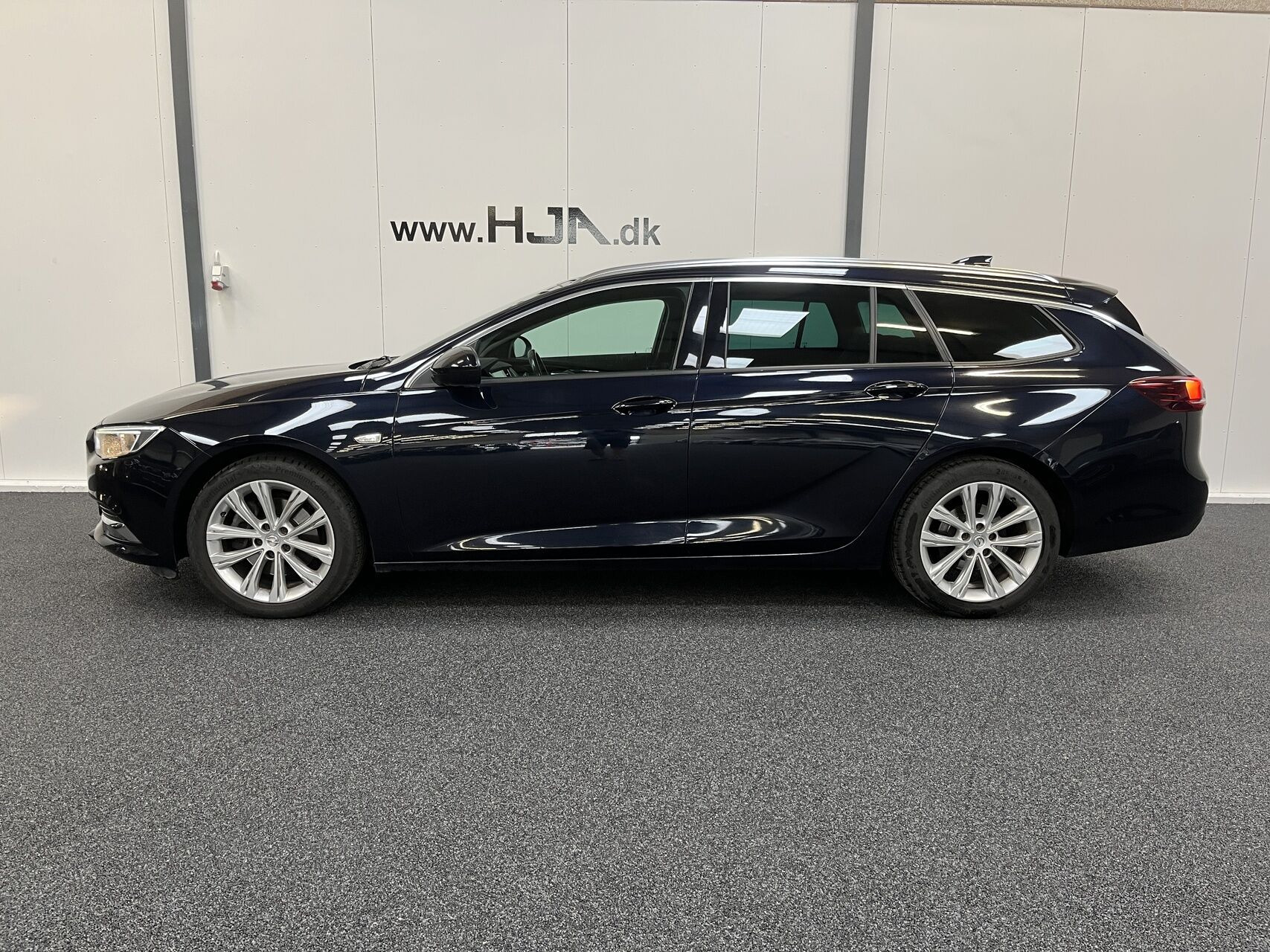 Blå Opel Insignia fra 2018