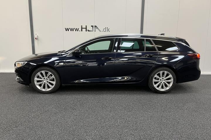 Blå Opel Insignia fra 2018