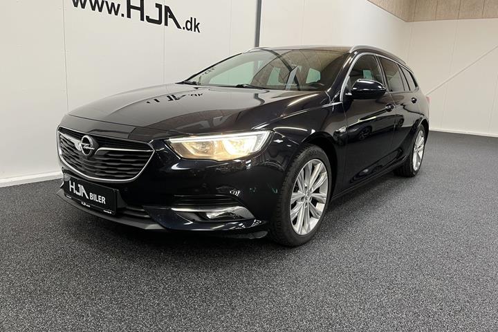 Blå Opel Insignia fra 2018 set udefra