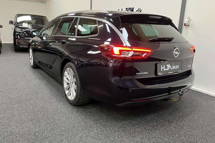 Blå Opel Insignia fra 2018