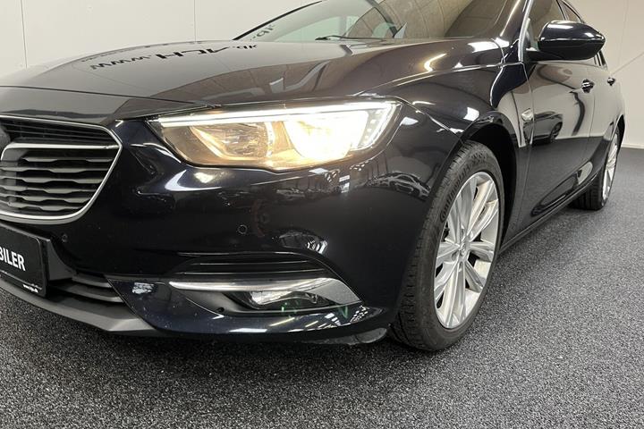Blå Opel Insignia fra 2018