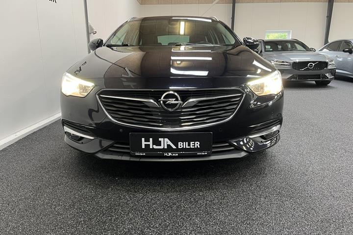 Blå Opel Insignia fra 2018