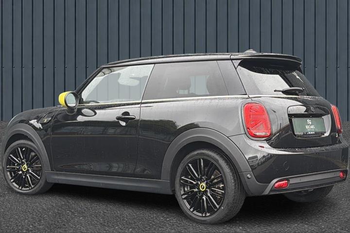 Sort Mini Cooper SE fra 2023
