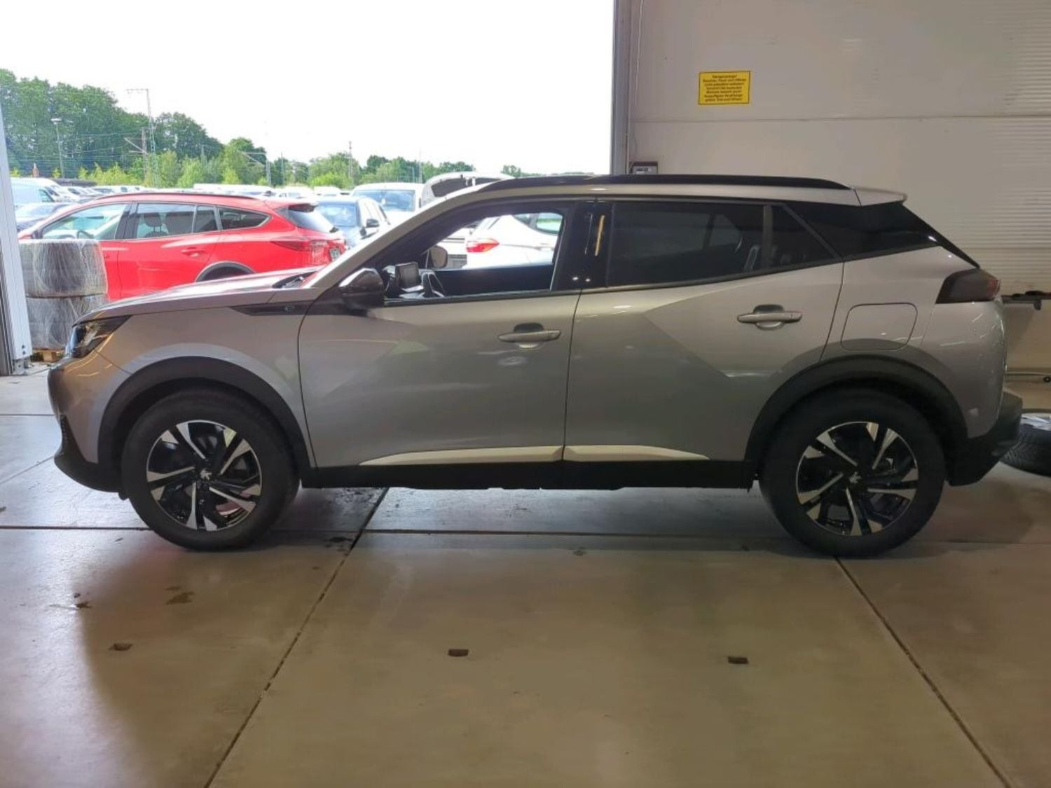 Grå Peugeot e-2008 fra 2023