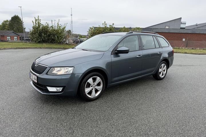 Grå Skoda Octavia fra 2017 set udefra