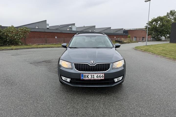 Grå Skoda Octavia fra 2017