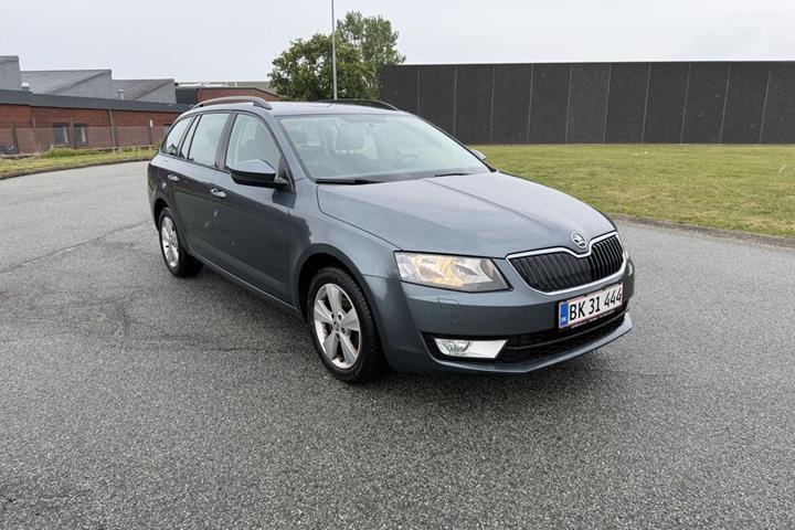 Grå Skoda Octavia fra 2017