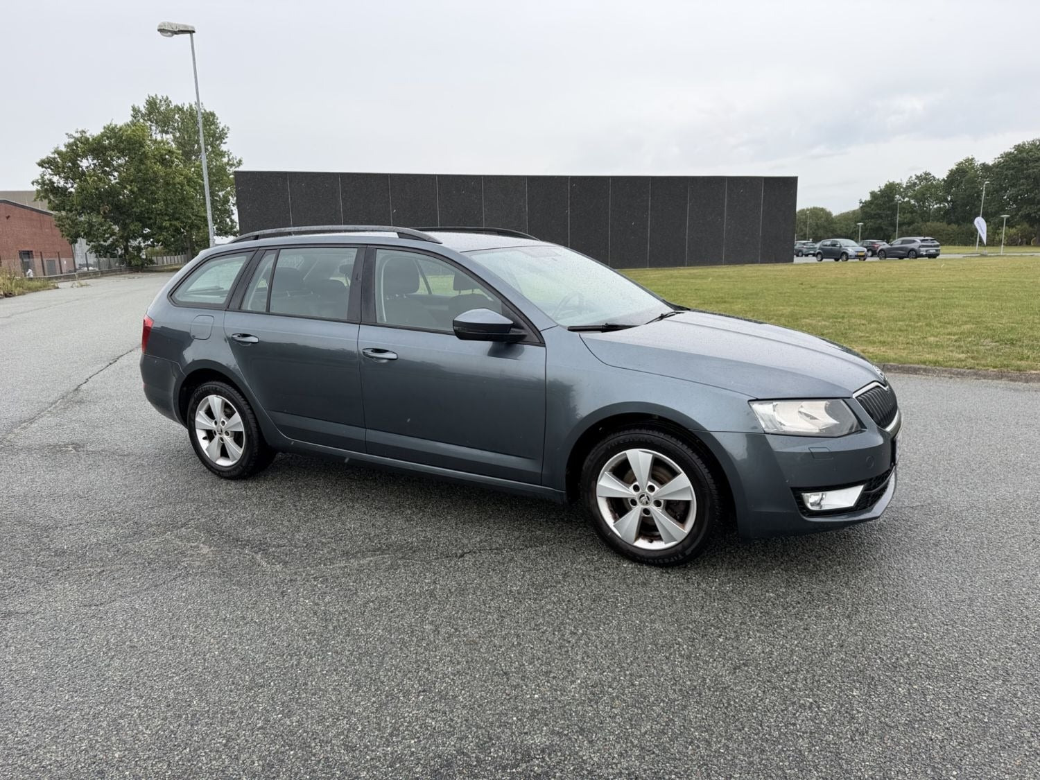 Grå Skoda Octavia fra 2017