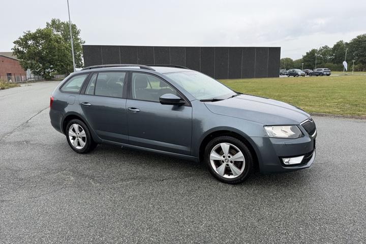 Grå Skoda Octavia fra 2017