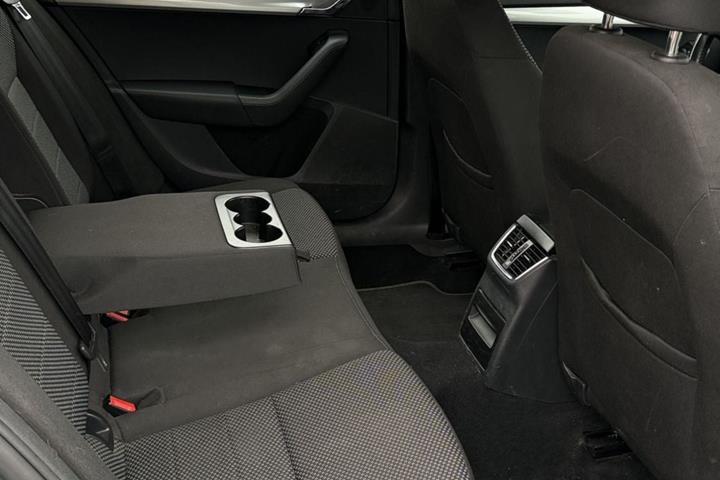 Grå Skoda Octavia fra 2017