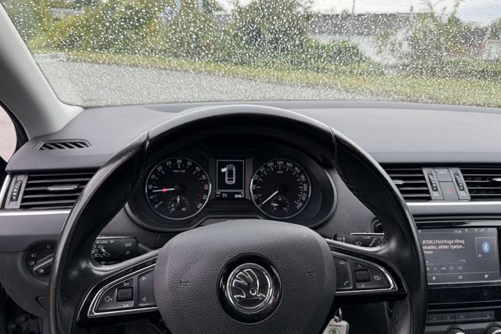 Grå Skoda Octavia fra 2017